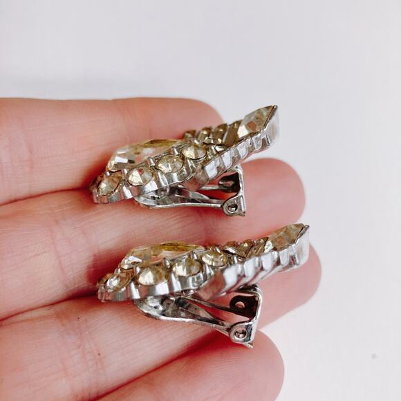 Mid Century Clear Rhinestone Clip On Earrings Unique Fan Shape Clear Glass 1950s - Picture 4 of 8